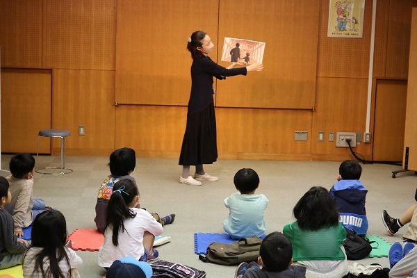 絵本の読み聞かせ
