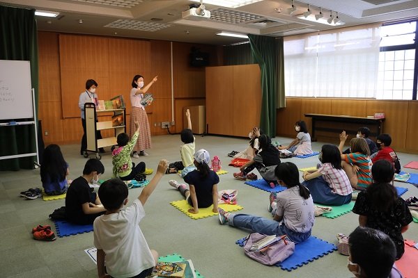 としょかんくらぶで本を借りる子どもたち