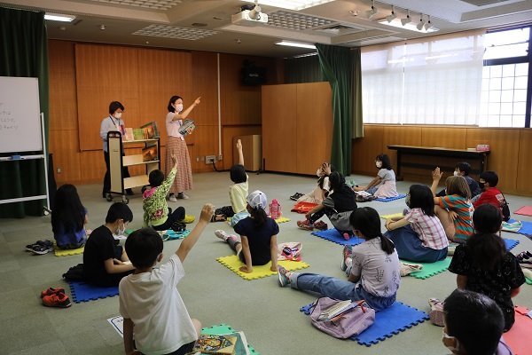 としょかんくらぶで本を借りる子どもたち